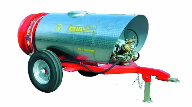 Membranska pumpa opremljena je vratilom sa dva izlaza, tako da je kardanskim vratilima povezana jednom stranom sa traktorom