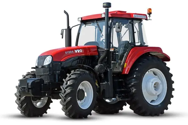 Poseduje mehaničku transmisiju sa dvostepenom, frikcionom spojnicom (LUK) i 24 brzine napred i 8 nazad, omogućavajući precizno podešavanje brzina vožnje.