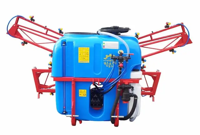 Prskalica je osmišljena tako da se na stabilnoj i čvrstoj šasiji agregatiraju rezervoar, membranska pumpa i odgovarajući uređaj sa diznama.