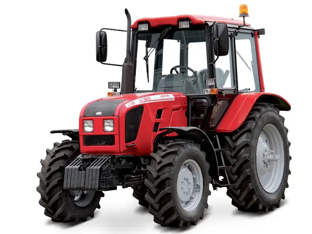 Sinhronizovani menjač sa 14 stepena prenosa napred i 4 unazad pruža preciznu kontrolu i jednostavno prebacivanje brzina.